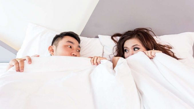 זוג מנסה להרדם במיטה